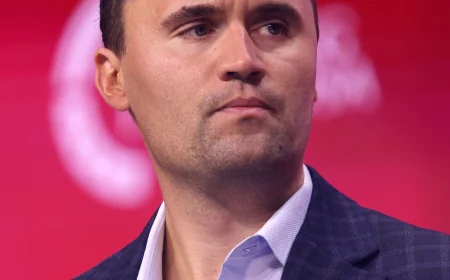 Aliado de Trump, Charlie Kirk é assassinado a tiros durante evento com estudantes.