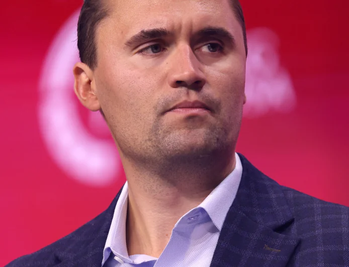 Aliado de Trump, Charlie Kirk é assassinado a tiros durante evento com estudantes.