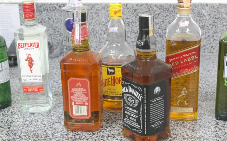 Polícia Científica realiza perícia em 200 litros de bebidas alcoólicas apreendidas pela Polícia Civil após suspeita de adulteração em Poço Redondo