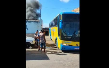CORPO DE BOMBEIROS FOI ACIONADO PARA COMBATER INCÊNDIO EM FERRO-VELHO NO BAIRRO MARIVAN.