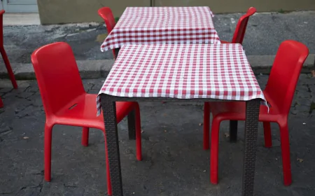 DE ACORDO COM A SMTT ARACAJU, BARES E RESTAURANTES NÃO PODERÃO MAIS COLOCAR MESAAS E CADEIRAS NAS RUAS.