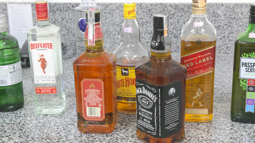 Polícia Científica realiza perícia em 200 litros de bebidas alcoólicas apreendidas pela Polícia Civil após suspeita de adulteração em Poço Redondo