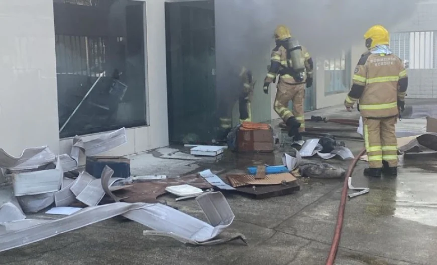 BOMBEIROS SÃO ACIONADOS PARA CONTROLAR PRINCÍPIO DE INCÊNDIO NA RÁDIO XODÓ FM ARACAJU.