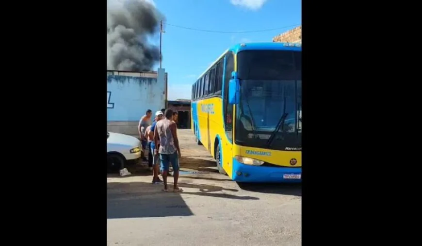 CORPO DE BOMBEIROS FOI ACIONADO PARA COMBATER INCÊNDIO EM FERRO-VELHO NO BAIRRO MARIVAN.