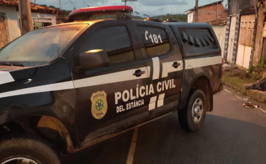 POLÍCIA CIVIL PRENDE FORAGIDO DA JUSTIÇA CONDENADO POR TRÁFICO DE DROGAS NO BAIRRO PORTO D'AREIA, EM ESTÂNCIA.