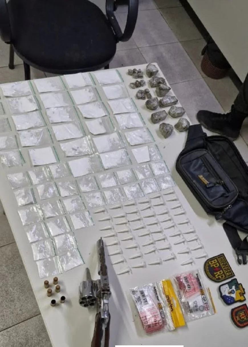 BATALHÃO DE RADIOPATRULHA APREENDE ARMA DE FOGO E DROGAS APÓS CONFRONTO COM INFRATOR NO LOTEAMENTO SANTA CECÍLIA, EM NOSSA SENHORA DO SOCORRO. CONFIRA VÍDEO DO MATERIAL APREENDIDO NA AÇÃO POLICIAL.