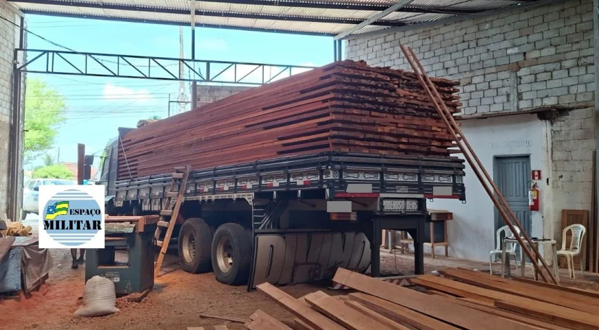 COMPANHIA FAZENDÁRIA E SEFAZ FLAGRAM VEÍCULO DE CARGA TRANSPORTANDO 18 METROS CÚBICOS DE MADEIRA SEM NOTA FISCAL EM NOSSA SENHORA DO SOCORRO.